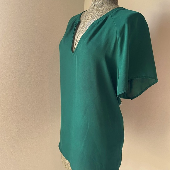 Old Navy Women’s Botanical Green Relaxed Split-Neck Top (23) - Picture 4 of 7